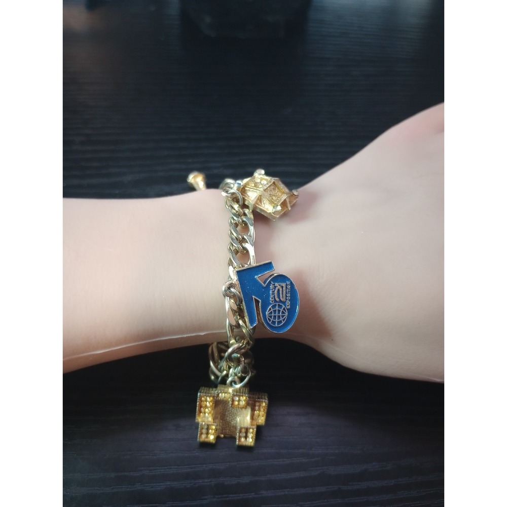 Vintage Gold Tone Charm Bracelet Century 21 Exposition Souvenir Eiffel Tower 7"